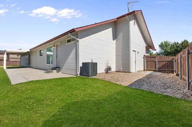 Building Photo - 2119 W Roberts Ave