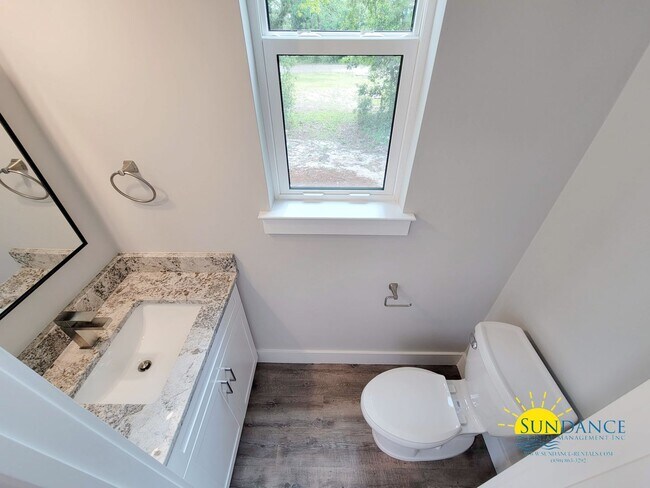 Building Photo - Stunning 3 Bedroom Home in SRB!