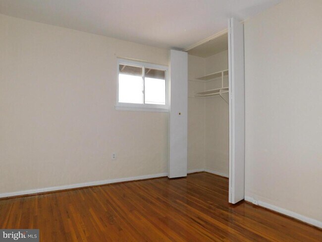 Building Photo - 6421 Earlham Dr