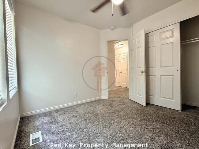 Building Photo - 40 W Townhome