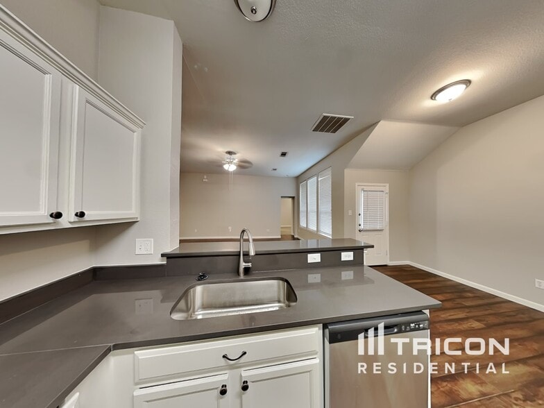 Building Photo - 102 Oak Hollow Ln