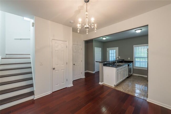 Building Photo - 1331 Memorial Dr SE