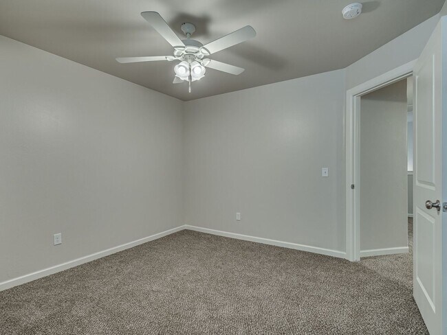 Building Photo - Spacious 4 Bedroom 2 Bath Duplex in Oakdale Schools - Lawn Care Included