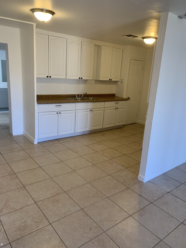 Kitchen - 1508 W Sahuaro Dr