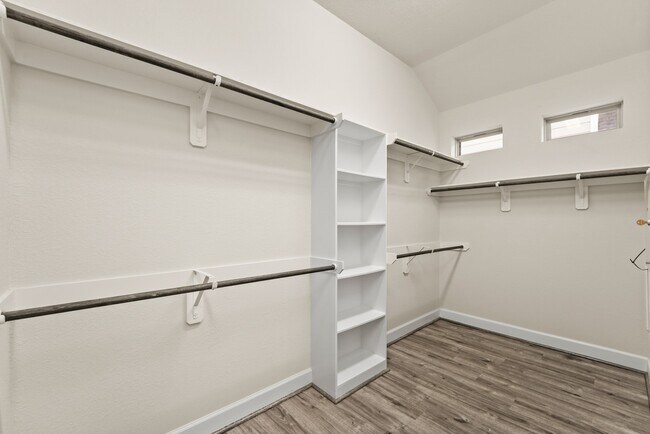 Building Photo - 9339 Fairfield Oaks Ln