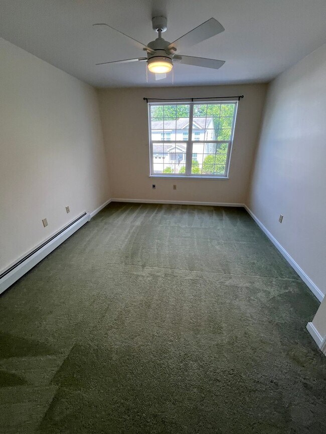 Building Photo - Spacious  South Burlington Townhouse for Rent - Available 7/1
