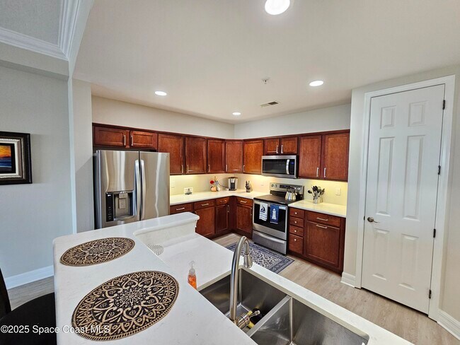 Building Photo - 590 S Banana River Dr