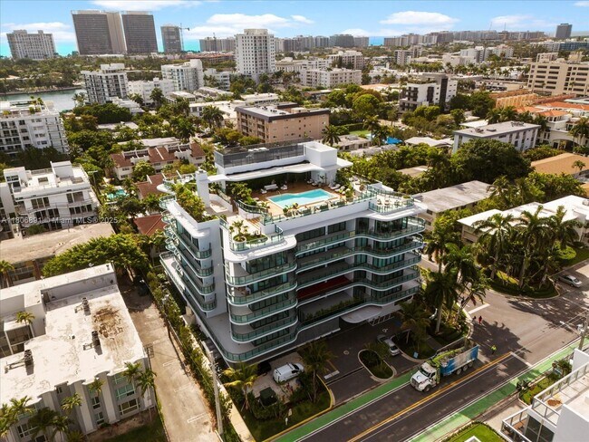 Building Photo - 9901 W Bay Harbor Dr