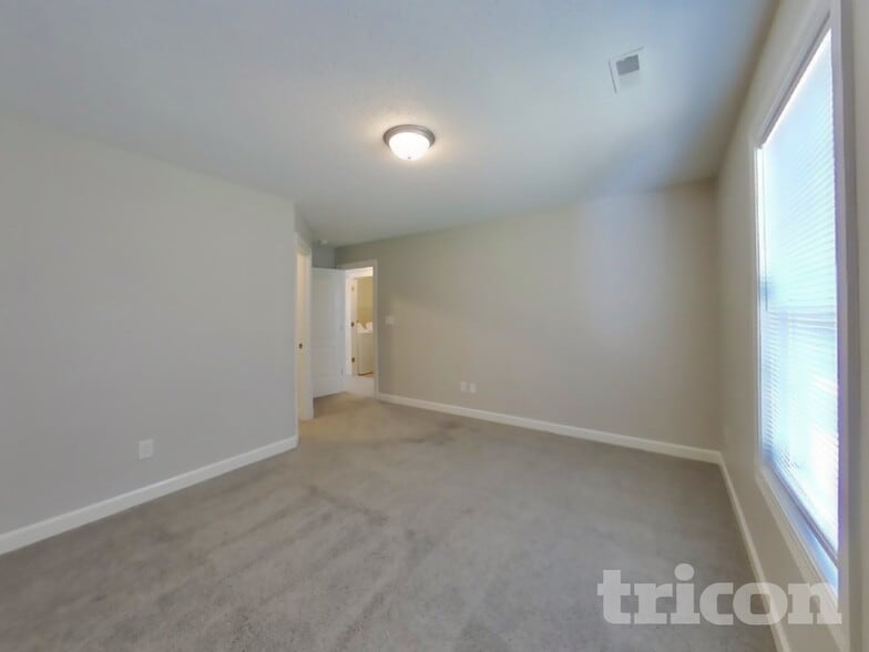 Building Photo - 2990 Parkview Dr