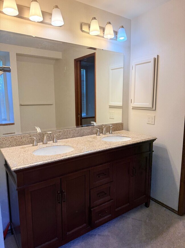 Building Photo - Elegant Bellevue Home for rent