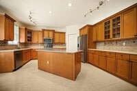Building Photo - 9058 Alexandra Cir
