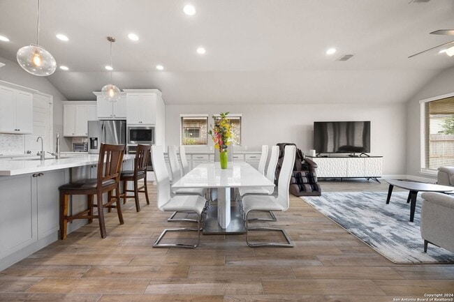 Building Photo - 9328 Trestle Crk