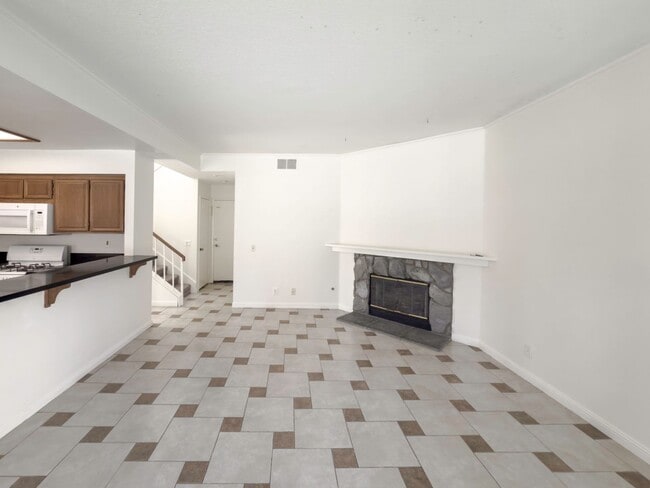 Building Photo - 2 Story, 3-Bedroom POOL + SOLAR Home in Wi...