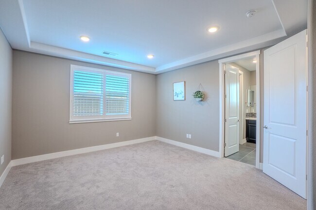 Building Photo - Fully furnished 3 bedroom / 3 bathroom plus an office.