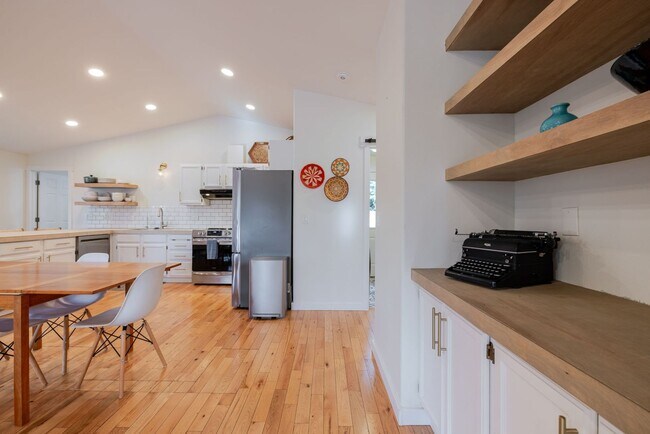 Building Photo - 3BR Furnished NW Bend Home