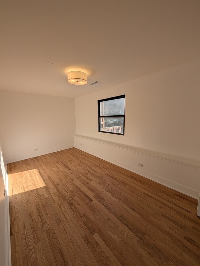 Building Photo - 916 N Noble St