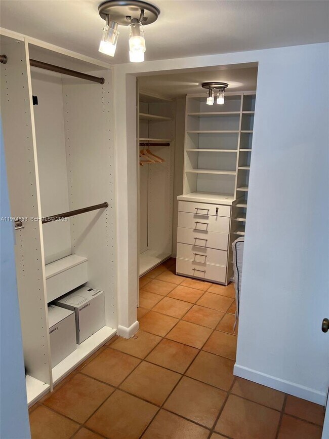 Building Photo - 2025 Brickell Ave