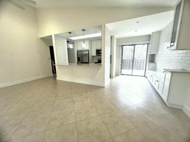 Building Photo - 541 NE 47th St