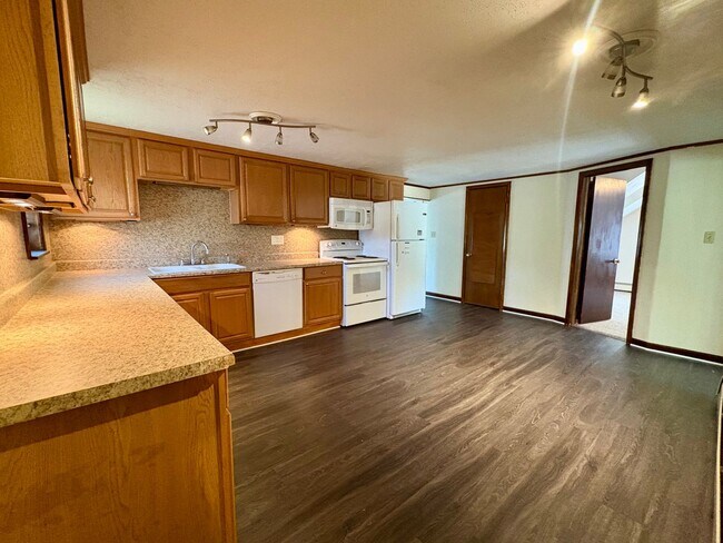Building Photo - 3630 Colebrook Rd