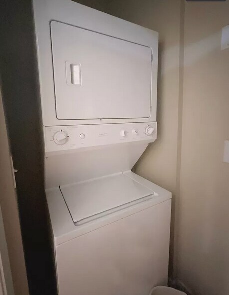 Building Photo - 1901 N Lincoln Ave