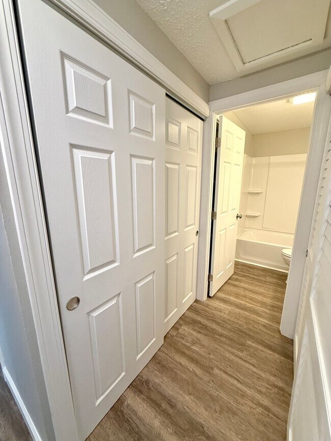 Building Photo - 501 Orangewood Dr
