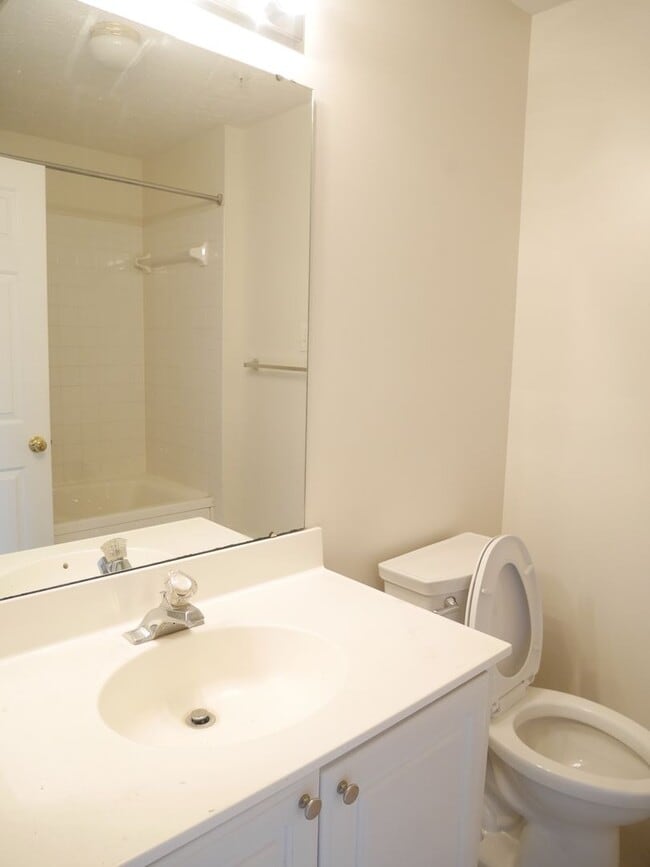 Building Photo - Spacious 2 Bedroom Condominium in Owings M...