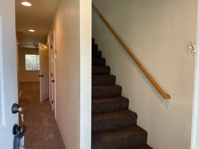 Building Photo - Very Nice 3 Bedroom 2.5 Bathroom Townhome ...