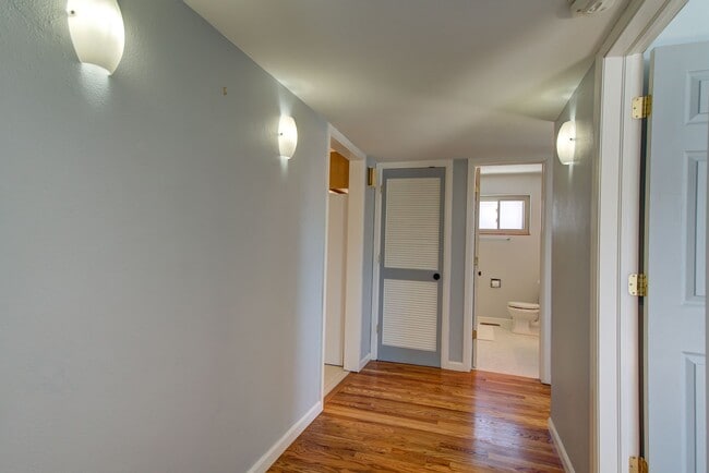 Building Photo - Ranch Style Brick home, charming and convenient!