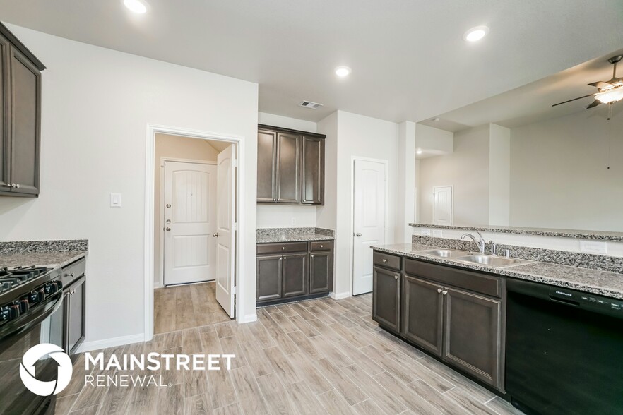 Building Photo - 2221 Cedar Vly Dr