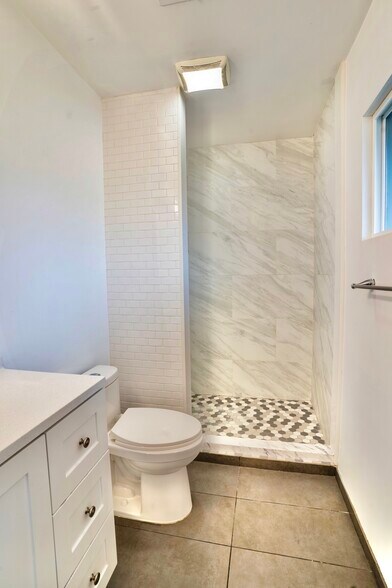 Master 2 Bathroom - 1728 E Laguna Dr