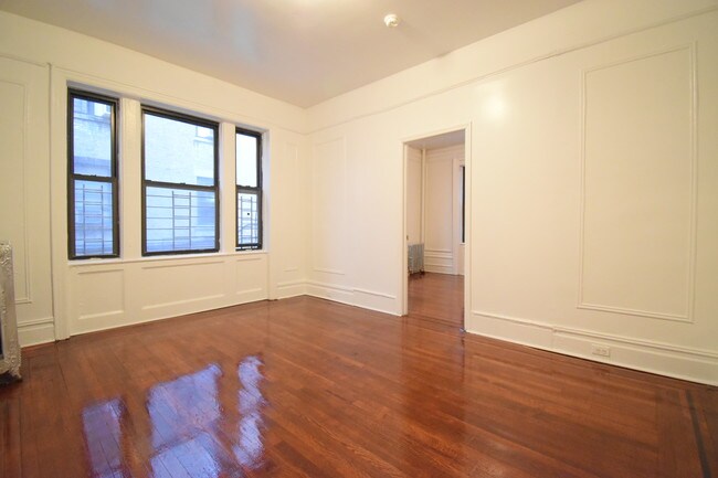 Living room - 419 W 129th St