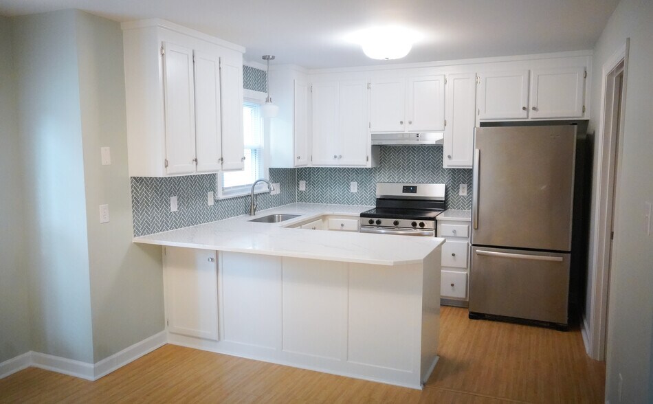 Kitchen - 3801 Lake Point Cir