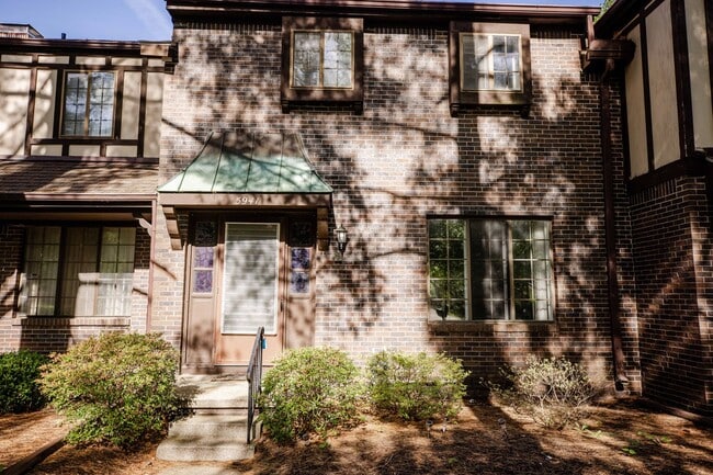 Building Photo - Beautiful Condo for Rent - Appliances included, washer and dryer hook ups, one and half bath, ver...