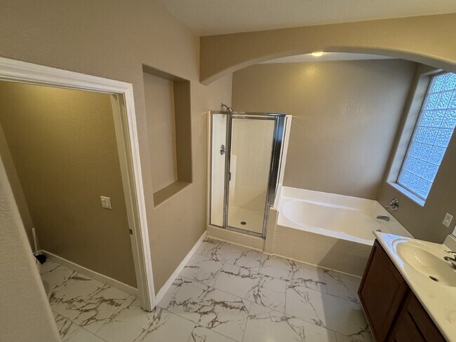 Building Photo - 3 BED, 2 bath, Single Story