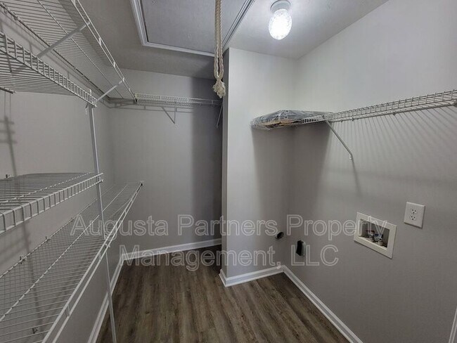 Building Photo - 1234 Longpoint Dr
