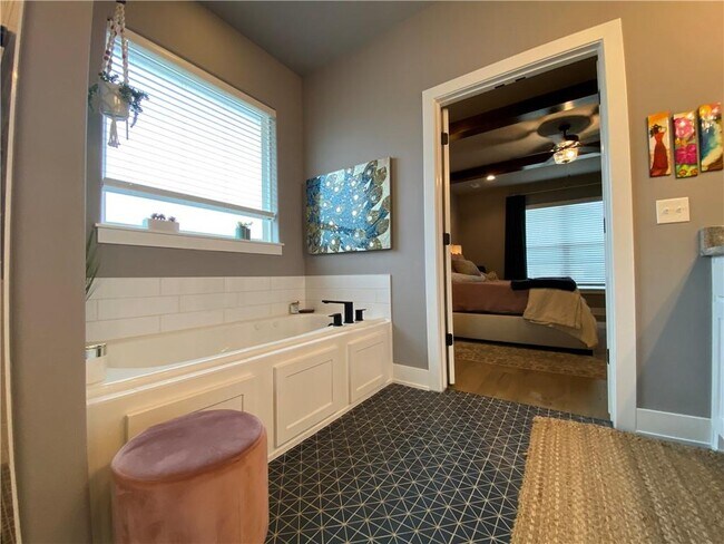 Building Photo - 300 Waterfall Ln