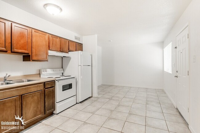 Building Photo - Single Level Spacious 2Bdm 1Ba Apartment i...