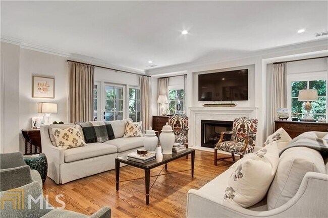 Building Photo - 1042 Northcliffe Dr NW
