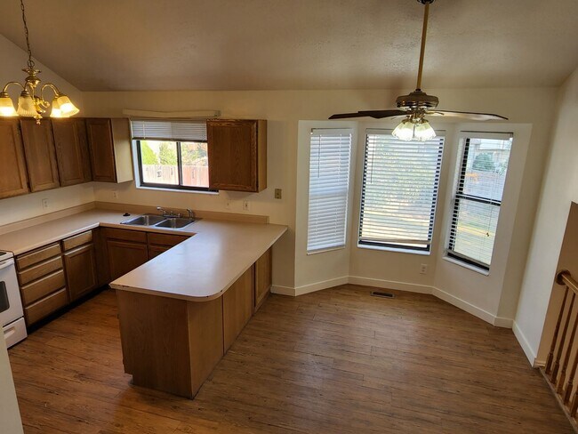 Building Photo - 4 Bd  2.5 Bath Home in West Jordan