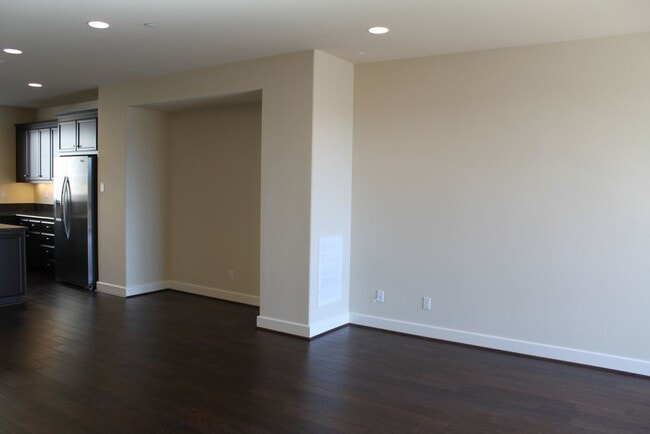 Building Photo - Luxury Town Home Available