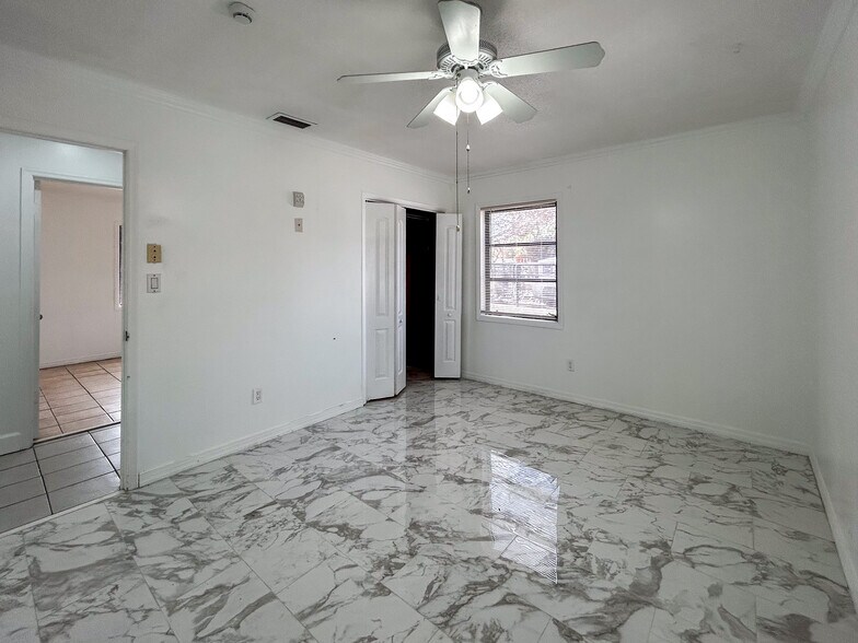 Building Photo - 325 NW Rebecca Ave