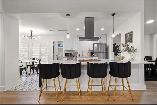 Building Photo - Stunning Home with Spacious Layout & Modern Upgrades