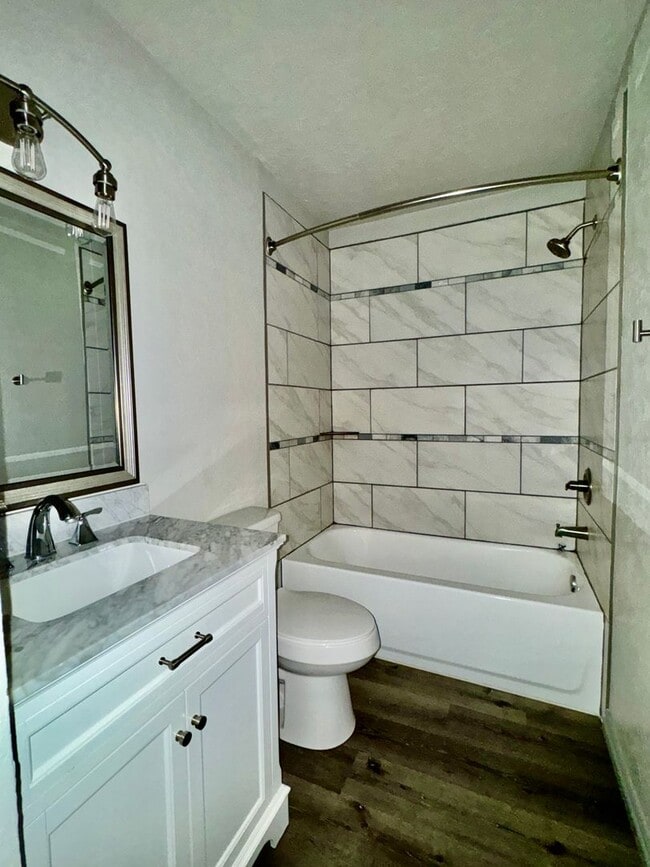 Building Photo - 505 Oak-La Nova Vita-B1 Ln