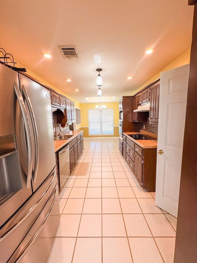 Building Photo - 1221 Walden St