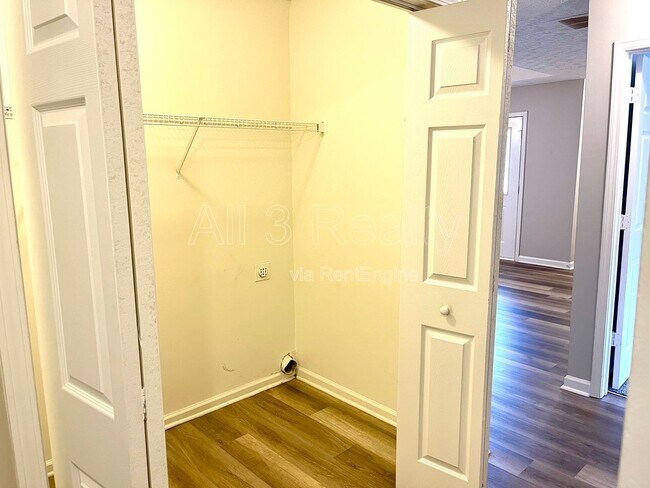 Building Photo - 460 Mountainview Dr