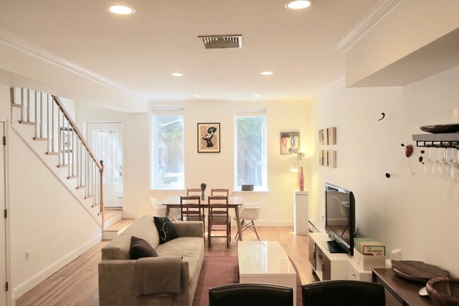 Primary Photo - 52 Appleton St
