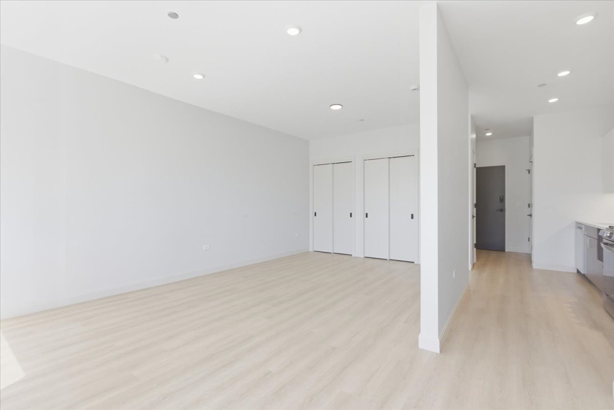 Building Photo - 948 W Sunnyside Ave