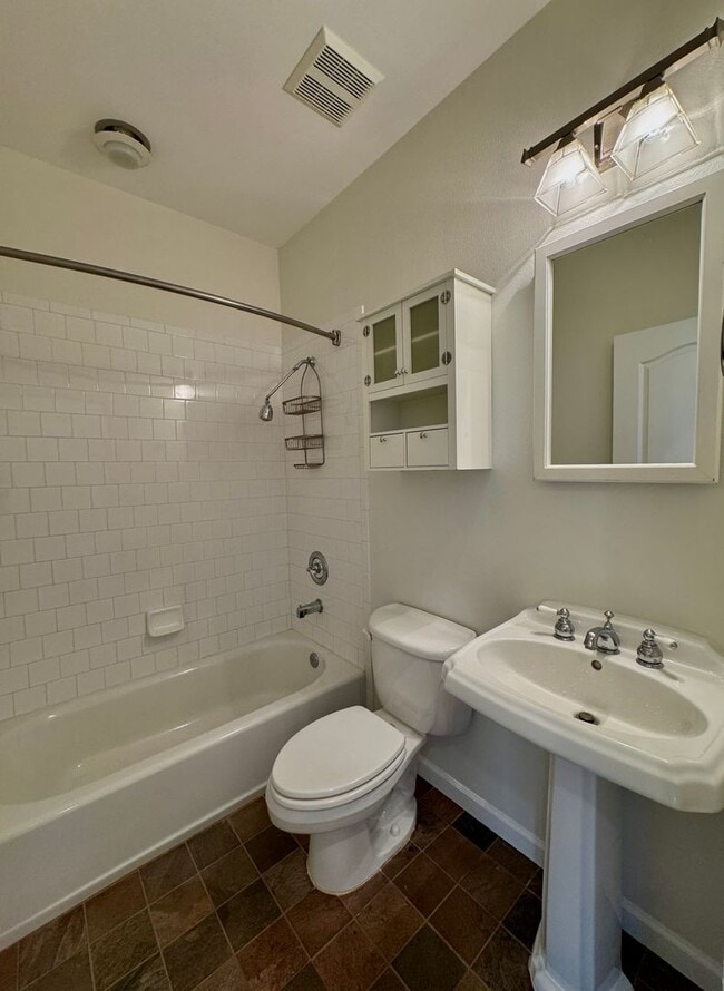 Building Photo - Desirable Poulsbo Place cottage...now avai...