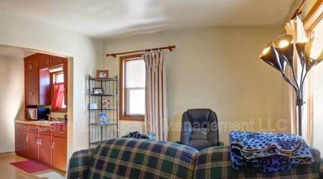 Building Photo - One Bedroom One Bath Unit in Triplex near Downtown and UWEC!