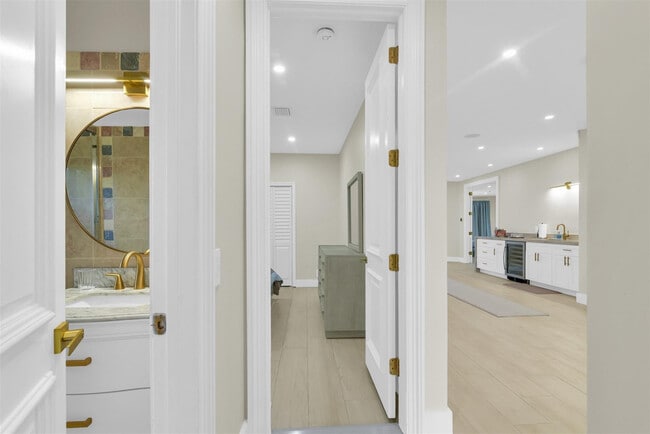 Building Photo - 319 S Riverside Dr